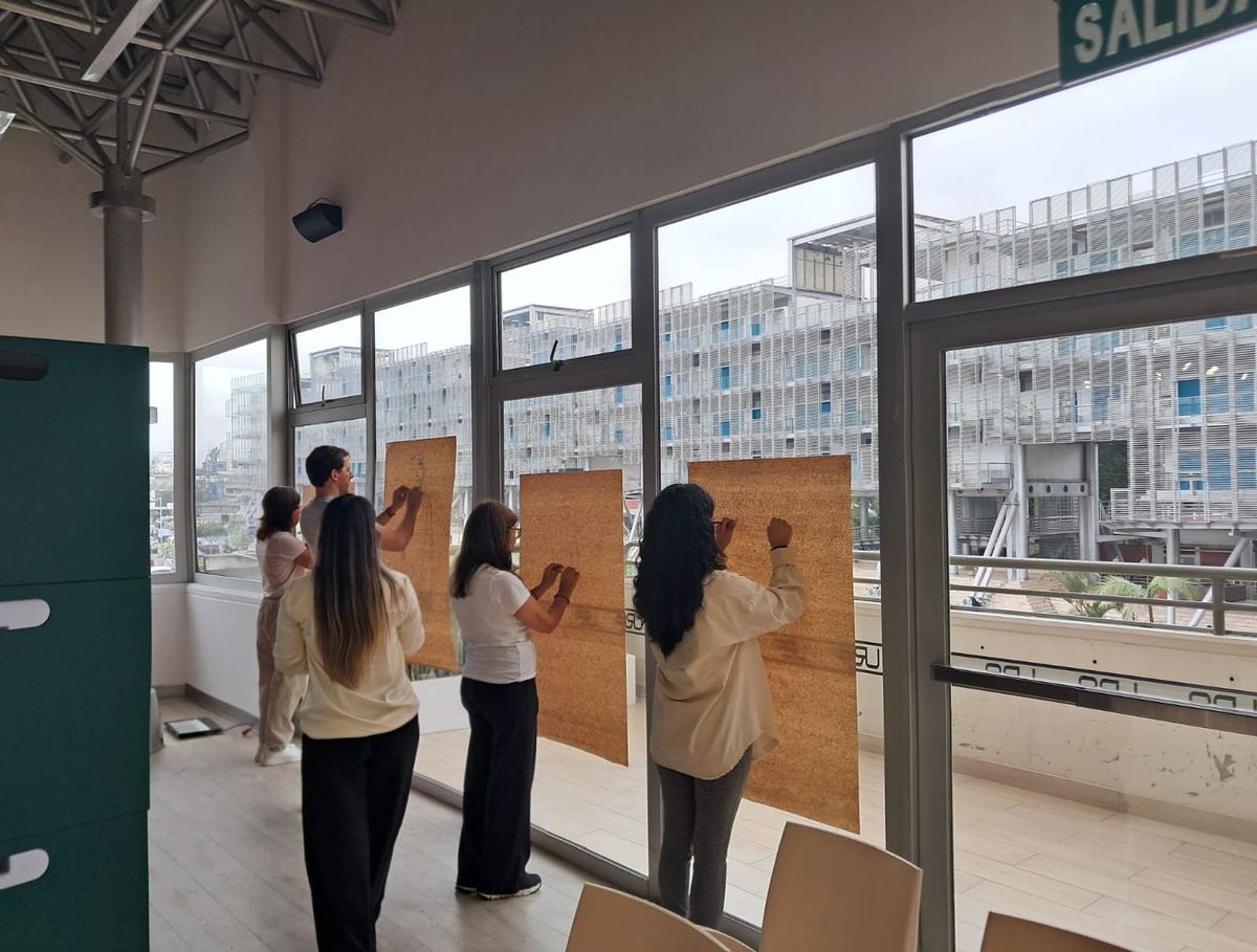 Participantes trabajando con materiales creativos