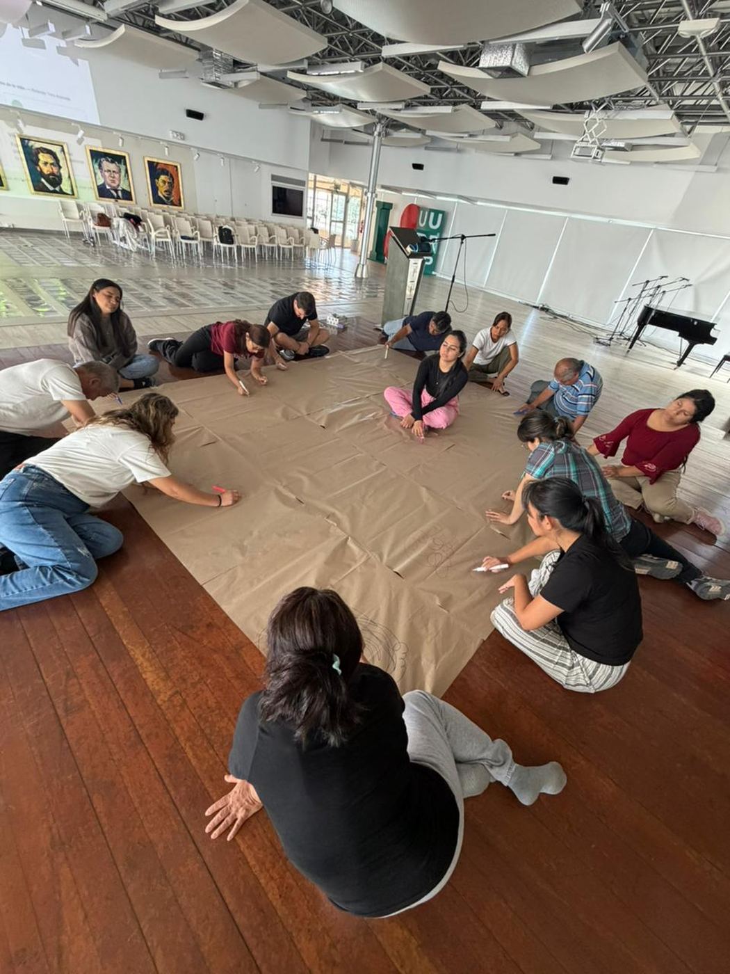 Participantes en una actividad creativa